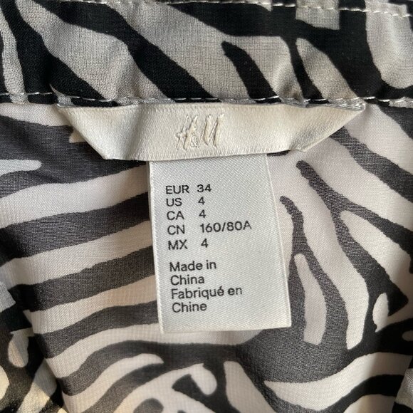 H&M Black and Grey Zebra Print Mock Wrap Sleeveless Blouse Top Size 4 - Picture 9 of 10